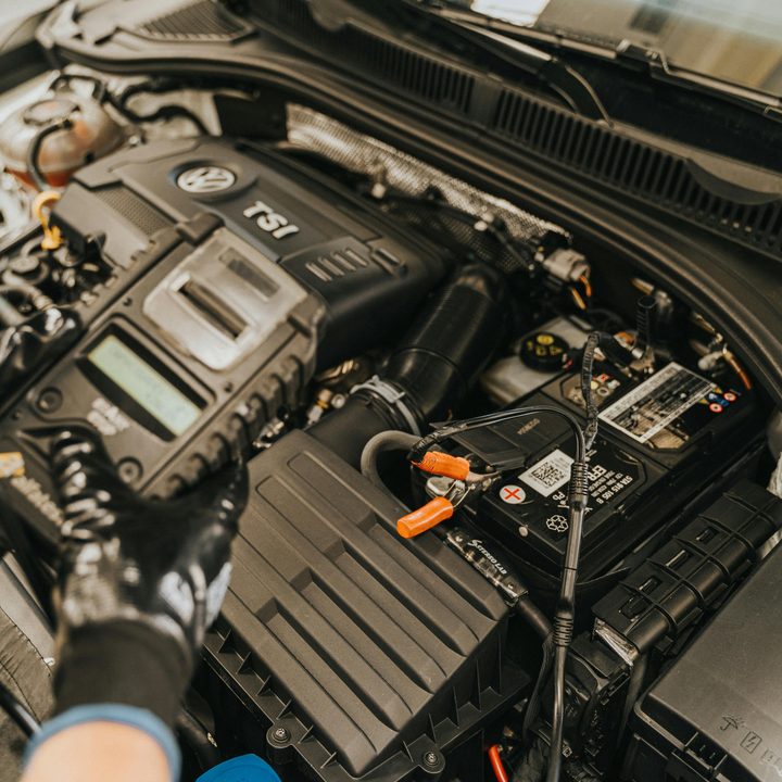 Diagnóstico elétrico automotivo com cabos ligados à bateria