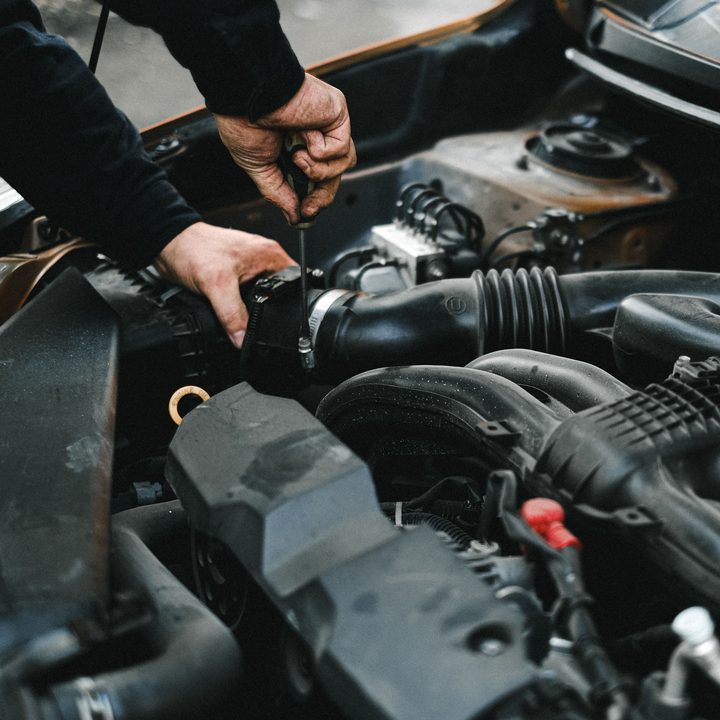 Mecânico trabalhando no motor de um carro